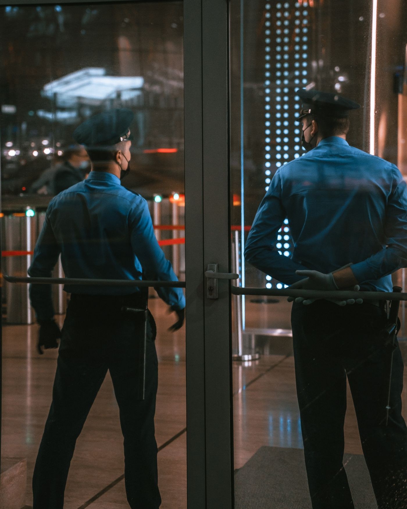 Vigilantes de plantão na entrada de uma instalação corporativa à noite